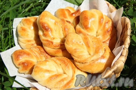 Поставить противень в заранее разогретую до 180-200 градусов духовку, выпекать&nbsp;плюшки с сахаром минут 25-30 минут (до золотистого цвета). Достать выпечку из духовки, дать немного остыть, переложить на тарелку, оставить до полного остывания. Очень вкусные, красивые, воздушные плюшки, приготовленные из дрожжевого теста, замешанного на кефире, подать с молоком или чаем.