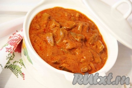 Подать нежные, вкусные куриные сердечки, тушёные в соусе с добавлением томатной пасты, с гарниром к столу.&nbsp;