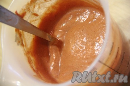 Соединить сметану, томатную пасту, 100 мл воды и соль. Полученный соус тщательно перемешать.