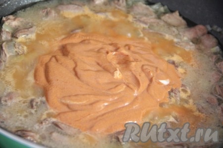 Влить соус в сковороду с куриными сердечками и хорошо перемешать. Тушить сердечки в соусе 15 минут, периодически помешивая.&nbsp;