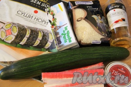 Подготовить продукты для приготовления роллов. Рис хорошо промыть до прозрачной воды. Я высыпаю рис в сито и промываю его под проточной водой. Затем переложить рис в кастрюлю и залить холодной водой. Соотношение воды и риса указано на упаковке. Варить рис под крышкой на медленном огне до готовности. У меня уходит на приготовление риса примерно 15-20 минут.
