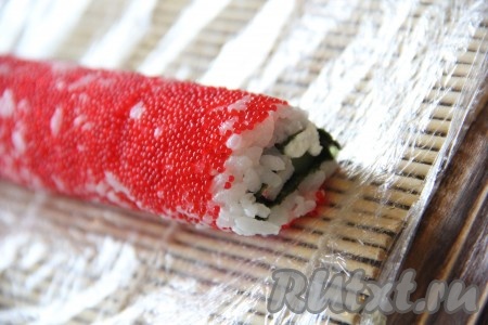 Готовый ролл&nbsp;с икрой летучей рыбы переложить на плоскую поверхность и дать ему отдохнуть минут 5-10.&nbsp;
