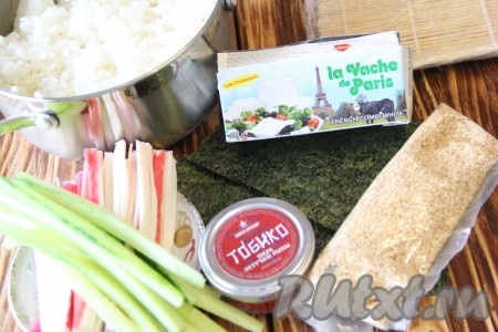 Готовый рис остудить до комнатной температуры. Огурец вымыть. Крабовые палочки и огурец нарезать длинными брусочками.&nbsp;
