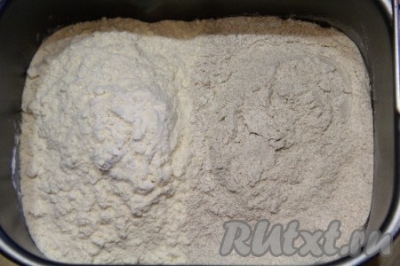 Всыпать пшеничную и ржаную муку.