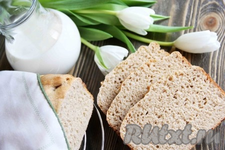 Готовый хлебушек слегка остудить в ведёрке, а затем вынуть и оставить остывать на решётке. Вот такой красивый, нежный, пористый серый хлеб можно испечь в хлебопечке, смотрите какой аппетитный у него разрез.