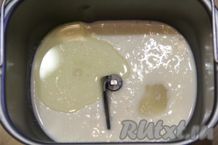 Кефир можно взять любой жирности. Подогреть кефир до комнатной температуры (я подогрела в микроволновке в течение 30 секунд на максимальной мощности). Влить растительное масло и кефир в ведёрко хлебопечки, туда же добавить сахар.