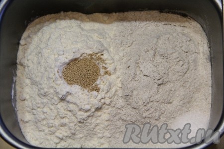 Добавить соль и дрожжи в разные углы ведёрка хлебопечки, эти продукты не должны быть вместе во время замеса. Выставить режим выпечки "Основной", вес - 750 грамм, средняя корочка. Время выпечки у меня в хлебопечке составляет 3 часа 10 минут.