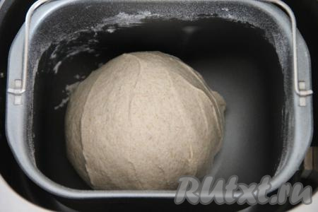 Во время замеса теста нужно следить, как формируется колобок. Если колобок сильно плотный, то можно долить немного воды комнатной температуры, а если тесто сильно липнет к стенкам ведёрка хлебопечки, тогда досыпьте немного муки. Как только замес теста будет завершён и начнётся процесс расстойки, не забудьте закрыть крышку хлебопечки.