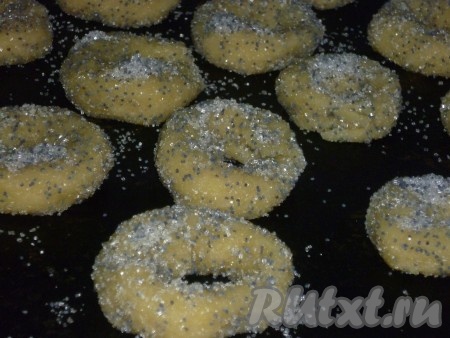 Концы каждой палочки скрепить, чтобы получились бублики. Выложить на противень, застеленный бумагой для выпечки (либо без нее), посыпать 1 столовой ложкой сахара и отправить в духовку, разогретую до 180 градусов, минут на 20.