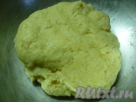 Затем влить тёплую воду и замесить гладкое, мягкое тесто.
