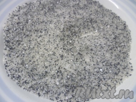 Смешать в тарелке мак с 1 столовой ложкой сахара.
