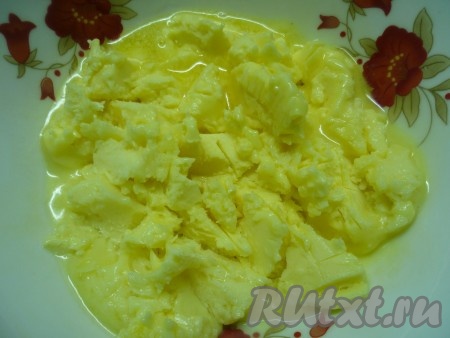 Просеять муку с разрыхлителем. В полученную смесь добавить размягченное сливочное масло, соль, 2 столовые ложки сахара и ванилин.