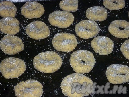 Концы каждой палочки скрепить, чтобы получились бублики. Выложить на противень, застеленный бумагой для выпечки (либо без нее), посыпать 1 столовой ложкой сахара и отправить в духовку, разогретую до 180 градусов, минут на 20.
