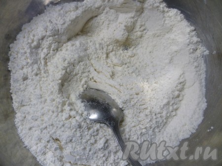 Просеять муку с разрыхлителем. В полученную смесь добавить размягченное сливочное масло, соль, 2 столовые ложки сахара и ванилин.