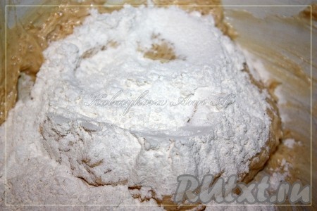 В каждую часть теста добавить муку и замесить 2 вида теста.