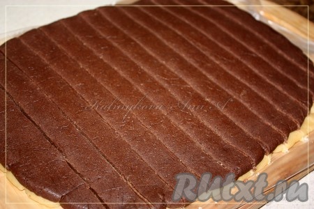 С помощью ножа подровнять края теста. Тесто нарезать на пластины одинаковой ширины.
