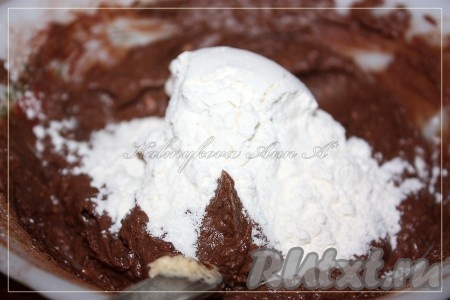 В каждую часть теста добавить муку и замесить 2 вида теста.