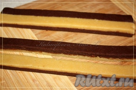 Взять две пластины теста и приложить их друг к другу так, чтобы светлая полоса была рядом с тёмной, а темная - рядом с светлой.
