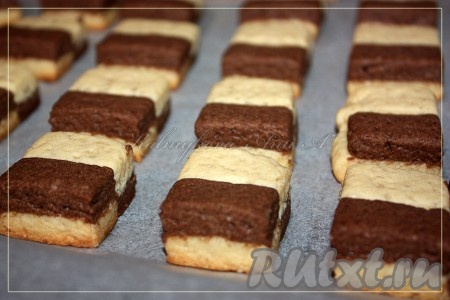 Отправить в духовку, разогретую до 180 градусов, минут на 10-15 минут (в зависимости от духовки).
