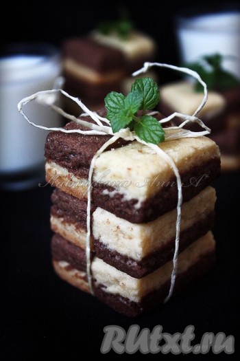 Вкусное, рассыпчатое печенье "Дуэт" понравится и маленьким, и взрослым. Приятного чаепития!
