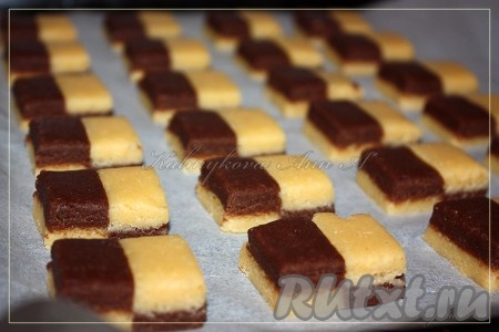 Брусочки из теста нарезать на произвольные фигурки и выложить на противень, застеленный пекарской бумагой.
