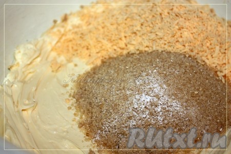 Очистить яйца, сваренные вкрутую, отделить желтки от белков (белки для этого рецепта не понадобятся). Вареные яичные желтки натереть на мелкой терке. Смешать натёртые желтки, сахар, ванилин и размягченное сливочное масло.
