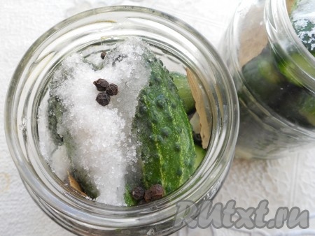 Прямо в банку всыпать соль, сахар, влить уксус, добавить лавровый лист, перец черный и душистый горошком.
