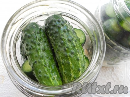 У корнишонов обрезать хвостики и вложить их плотно в банку.