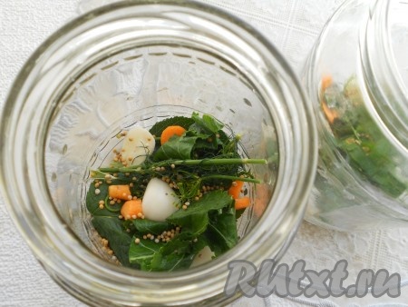 Сюда же добавить листья хрена, морковь, порезанную кружочками, чеснок, всыпать зернистую горчицу.
