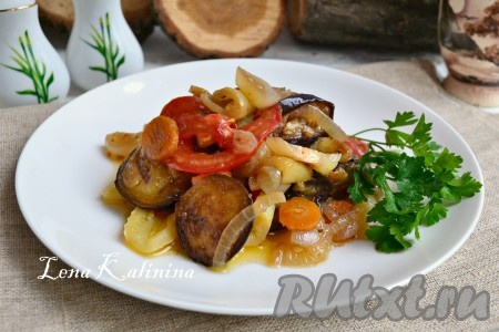 Баклажаны, тушеные с перцем и помидорами
