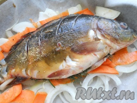 Оставить карпа на 10 минут, пока разогреется духовка.