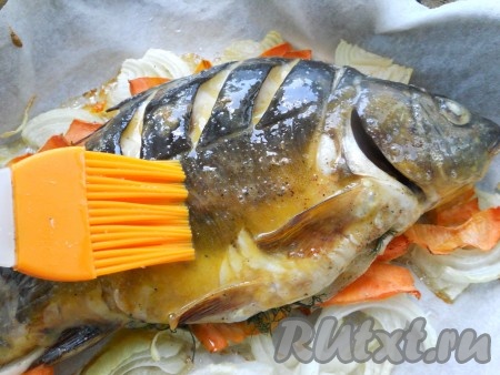 Запекать карпа с овощами в разогретой духовке при 180 градусах в течение 1 часа 10 минут. За 20 минут до окончания готовки, рыбку достать из духовки и хорошо смазать болтушкой из яйца (для красивой, хрустящей корочки). Отправить рыбку снова в духовку на 10 минут, после чего процедуру повторить и снова поместить в духовку на оставшиеся 10 минут.
