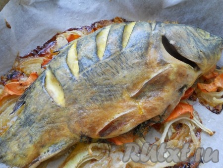 Готового карпика достать из духовки, дать немного остыть.