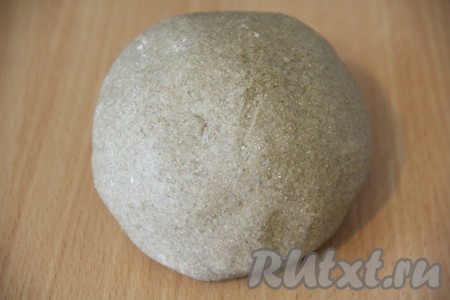 Замесить тесто, не липнущее к рукам. Тесто получится эластичным и очень приятным в работе.&nbsp;
