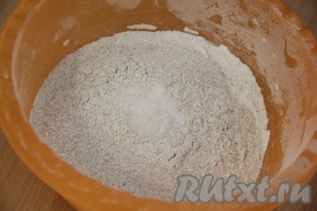  В глубокую миску просеять ржаную муку. Добавить соль и сахар. 