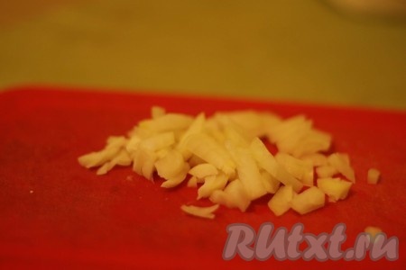 Лук мелко покрошить.