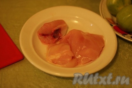 Филе нарезать на 3 небольших кусочка.