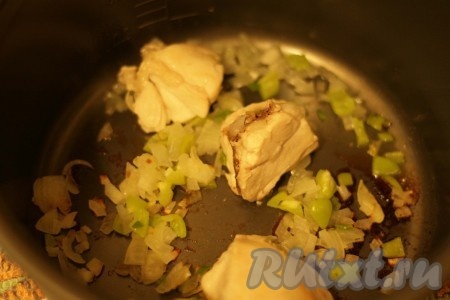 Духовку разогреть до 200 градусов. Лук и курицу запечь в форме, слегка смазанной маслом, периодически помешивая, около 10 минут.