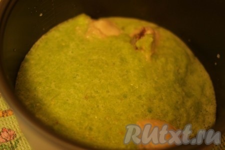 Зеленые помидоры и чеснок пюрировать в блендере. Добавить соль. Томатную смесь влить к курице и тушить еще 20 минут.