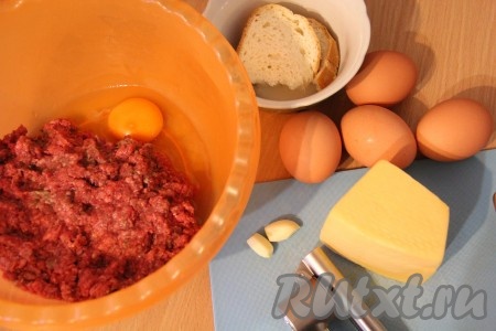 Белый хлеб предварительно размочить в молоке. В фарш добавить яйцо, соль, специи, размоченный хлеб, пропущенный через пресс чеснок.
