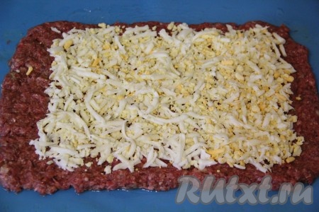  Выложить начинку из яиц и равномерно её распределить по фаршу.