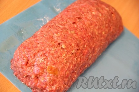 Плотно свернуть мясной фарш с начинкой в плотный рулет. Тщательно залепить все края. Я сворачиваю рулет с помощью силиконового коврика и мой рулет получается ровным и не липнет к рукам. Если у вас нет коврика, тогда можно воспользоваться пищевой плёнкой.