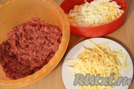Хорошо вымесить фарш до однородности. Яйца почистить. Сыр и яйца натереть на крупной тёрке. 