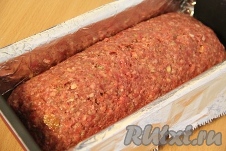 Форму для выпекания выстелить фольгой и слегка смазать растительным маслом. Выложить рулет в форму. Поставить форму с рулетом в разогретую духовку и запекать при 200 градусах примерно 40 минут. Если нет отключения верхнего нагрева, лучше прикрыть форму фольгой. За 10 минут до готовности открыть фольгу и дать рулету подрумяниться. 