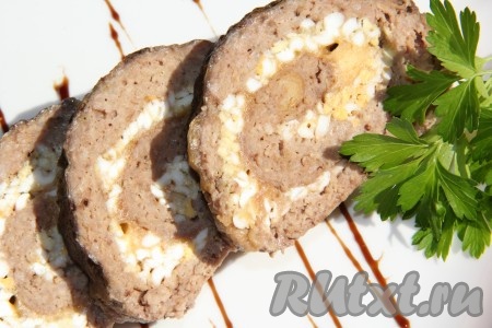 Готовый&nbsp;мясной рулет из фарша с яйцом слегка остудить, затем аккуратно достать из формы и нарезать на порционные кусочки. Подать аппетитное и вкусное блюдо к столу.
