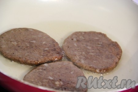  Обжарить оладьи с двух сторон.