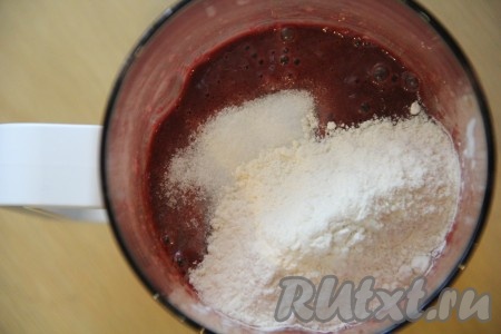 Затем добавить к печени яйцо, муку, специи и соль. Хорошо взбить до однородности.
