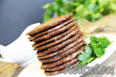 Подать очень вкусные, нежные печёночные оладьи, приготовленные с добавлением риса, можно с салатиком или любым соусом.