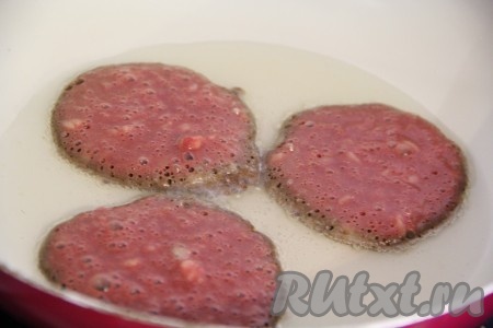  В сковороду влить растительное масло и хорошо разогреть. Выкладывать в сковороду по 1 столовой ложке печёночной массы, формируя круглые оладьи. 