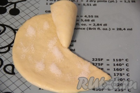 Свернуть тесто в виде конуса.